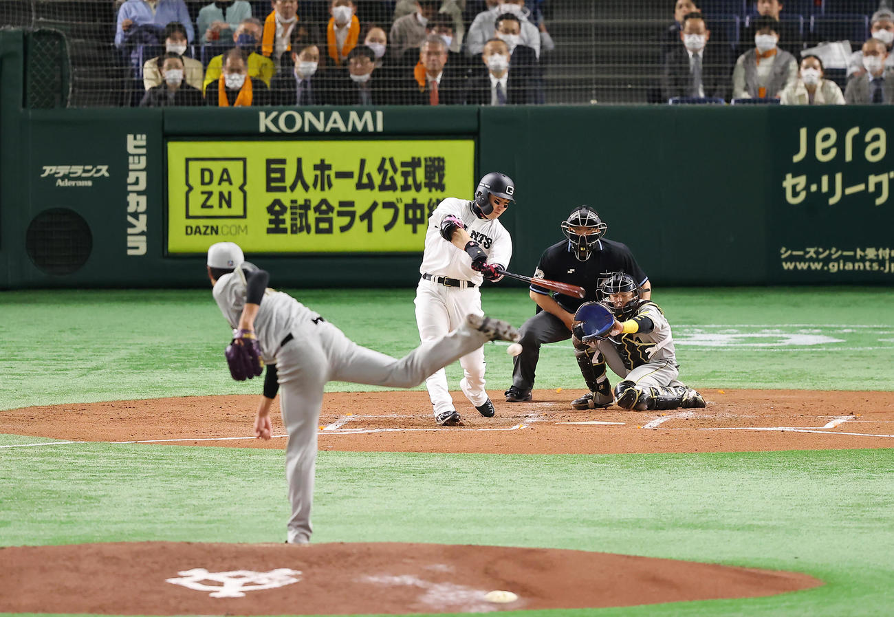 巨人対阪神　3回表巨人2死満塁、適時打を放つ丸。投手藤浪（撮影・垰建太）