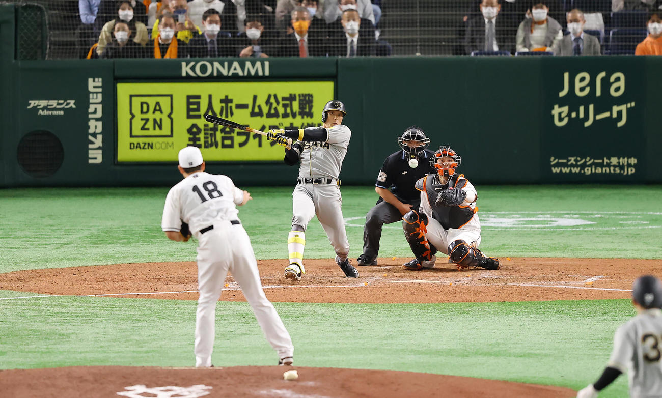 巨人対阪神　5回表阪神1死二塁、中前適時打を放つ糸井。投手菅野（撮影・垰建太）