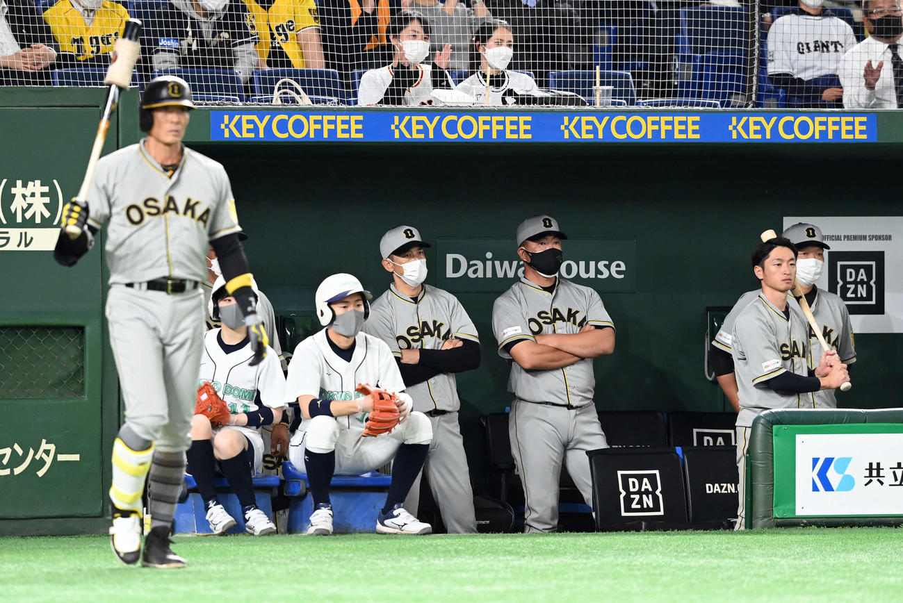 巨人対阪神　7連敗を喫した阪神矢野監督（中央左）（撮影・たえ見朱実）