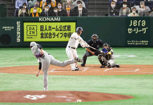 巨人対阪神　2回裏巨人1死、左越えソロ本塁打を放つ大城。投手藤浪（撮影・垰建太）