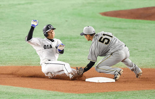 巨人対阪神　2回裏巨人1死一塁、二盗を試みるも梅野に刺される一走松原（左）（撮影・垰建太）