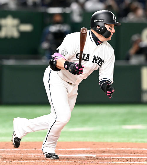 巨人対阪神　3回裏巨人2死満塁、右前に2点適時打を放つ丸（撮影・たえ見朱実）