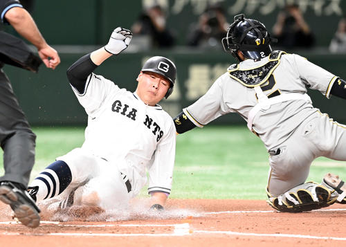 巨人対阪神　3回裏巨人2死満塁、丸の右前打で生還する岡本和（撮影・たえ見朱実）