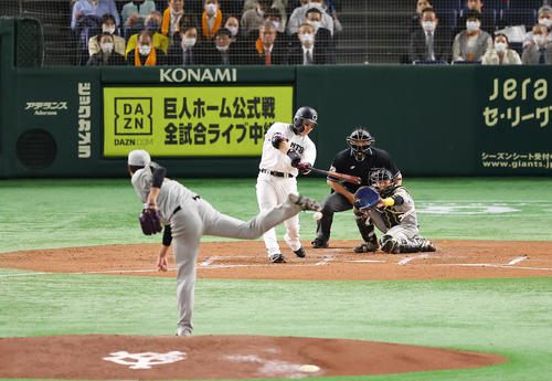 巨人対阪神　3回表巨人2死満塁、適時打を放つ丸。投手藤浪（撮影・垰建太）