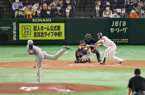 巨人対阪神　4回裏巨人無死一塁、犠打を決める菅野。投手藤浪（撮影・垰建太）