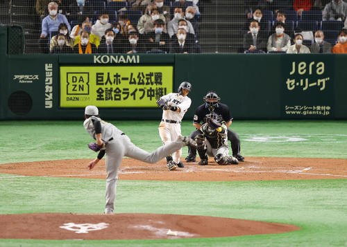 巨人対阪神　4回裏巨人1死二塁、中前打を放つ吉川尚。投手藤浪（撮影・垰建太）