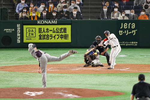 巨人対阪神　4回裏巨人1死一、三塁、中犠飛を放つ坂本。投手藤浪（撮影・垰建太）