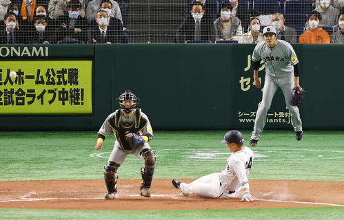 巨人対阪神　4回裏巨人1死一、三塁、坂本の犠飛で三走大城（手前右）の生還を許す藤浪（後方）（撮影・垰建太）