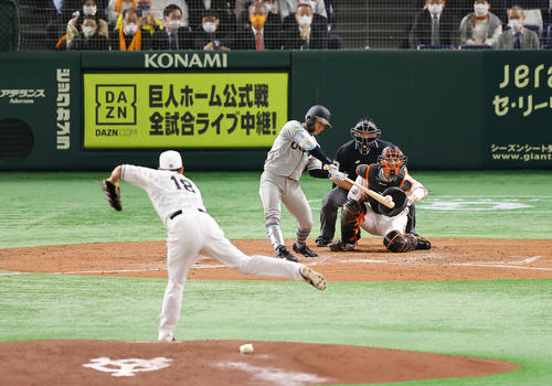 巨人対阪神　5回表阪神1死、二塁打を放つ糸原。投手菅野（撮影・垰建太）
