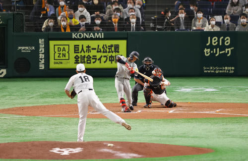 巨人対阪神　6回表阪神無死、左前打を放つ木浪。投手菅野（撮影・垰建太）