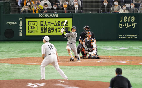 巨人対阪神　6回表阪神無死一塁、適時三塁打を放つ近本。投手菅野（撮影・垰建太）