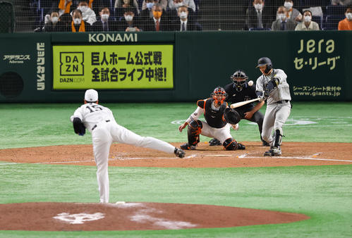 巨人対阪神　9回表阪神2死二塁、2点本塁打を放つ大山。投手大勢（撮影・垰建太）