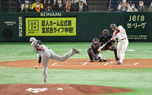 巨人対阪神　1回裏巨人1死、先制のソロ本塁打を放つ坂本。投手藤浪（撮影・垰建太）