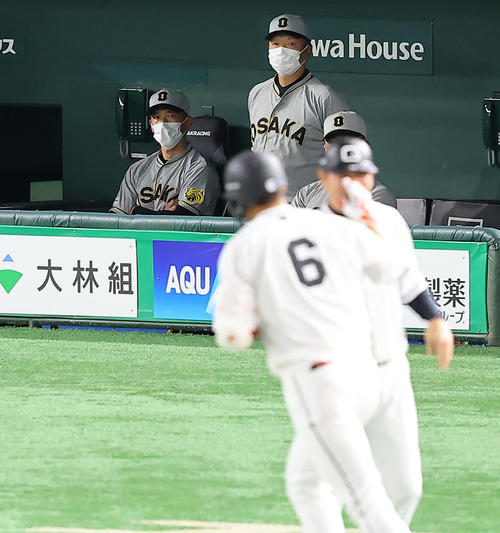 巨人対阪神　1回裏巨人1死、先制のソロ本塁打をはなった坂本（6番）をベンチからじっと見つめる矢野監督（左）（撮影・垰建太）