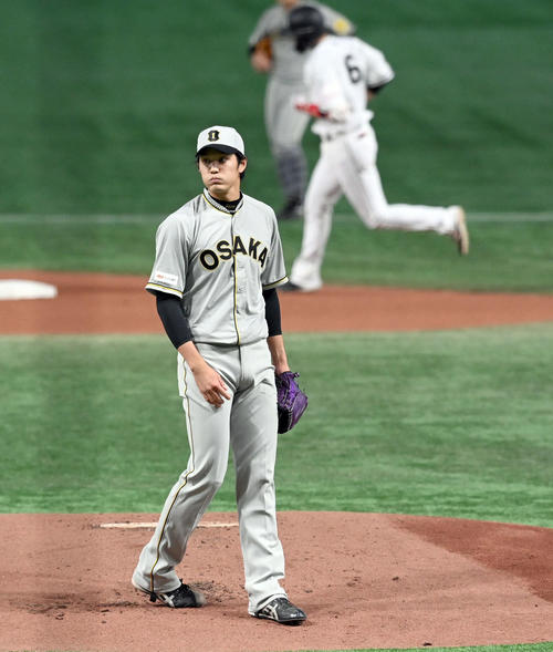 巨人対阪神　1回裏巨人1死、坂本に先制ソロ本塁打を浴びる阪神の先発藤浪（撮影・たえ見朱実）