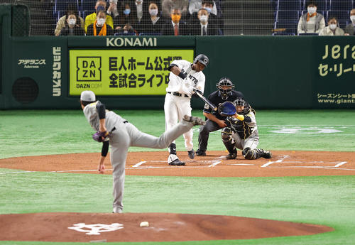 巨人対阪神　1回裏巨人1死、2者連続となる右越えソロ本塁打を放つポランコ。投手藤浪（撮影・垰建太）
