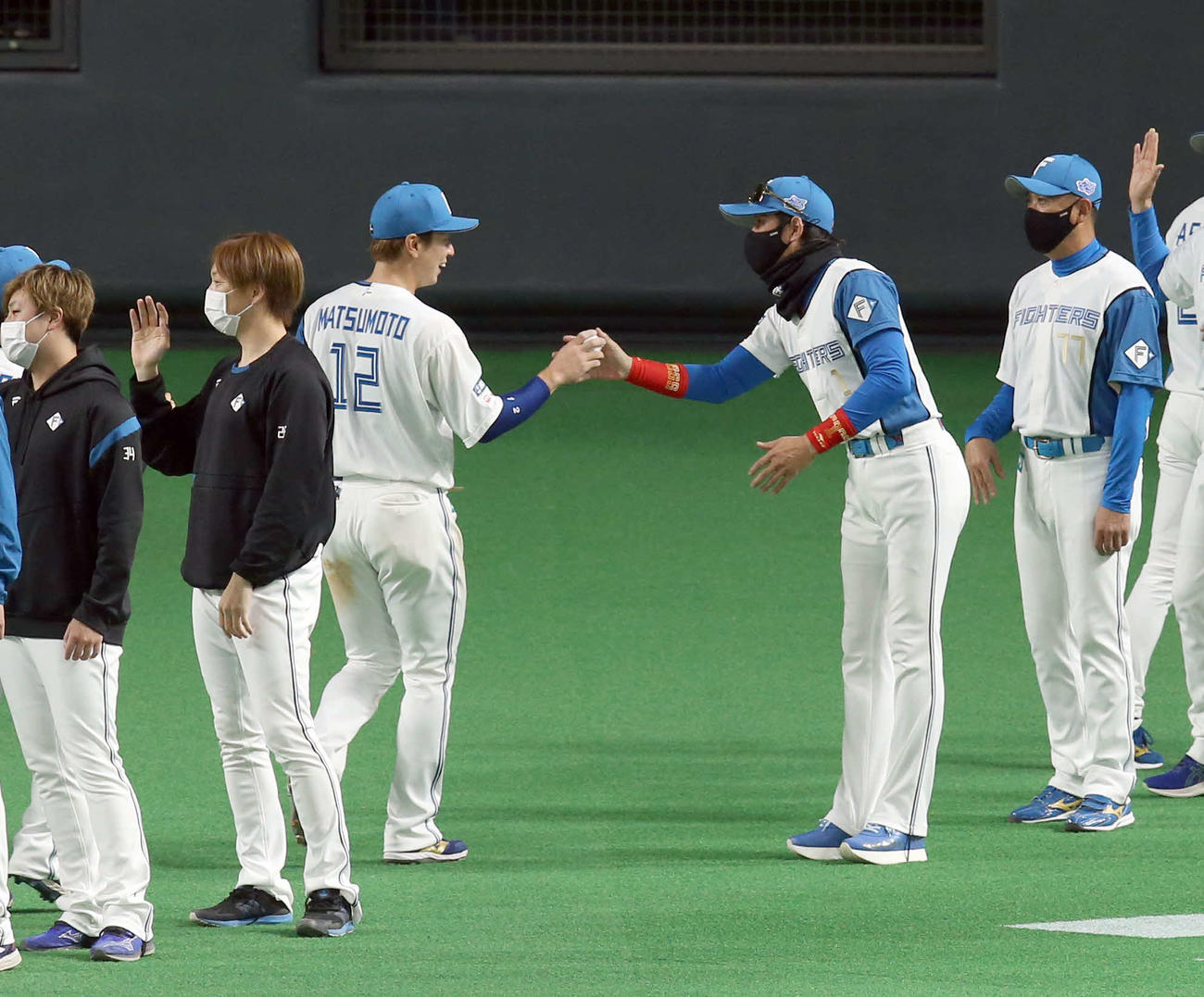 日本ハム対西武　日本ハム松本剛（左）から初勝利のウイニングボールを受けとる新庄監督（撮影・佐藤翔太）