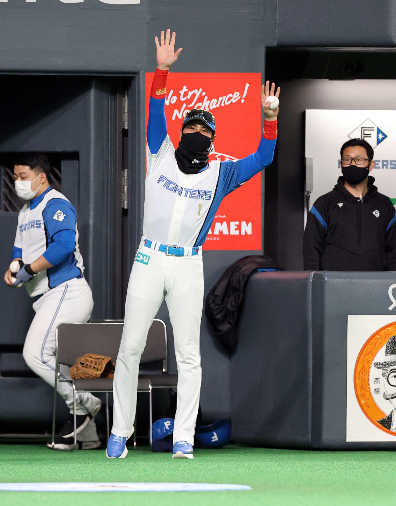 日本ハム対西武　初勝利を挙げた日本ハム新庄監督は、勝利球を手に声援に応える（撮影・浅見桂子）