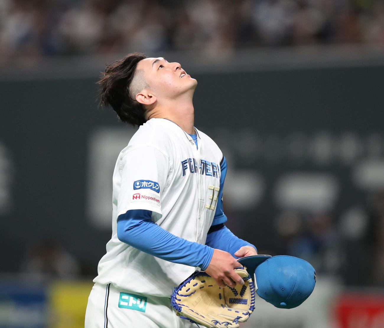 日本ハム対西武　5回表終了後、ホッとした表情で引き揚げる立野（撮影・黒川智章）