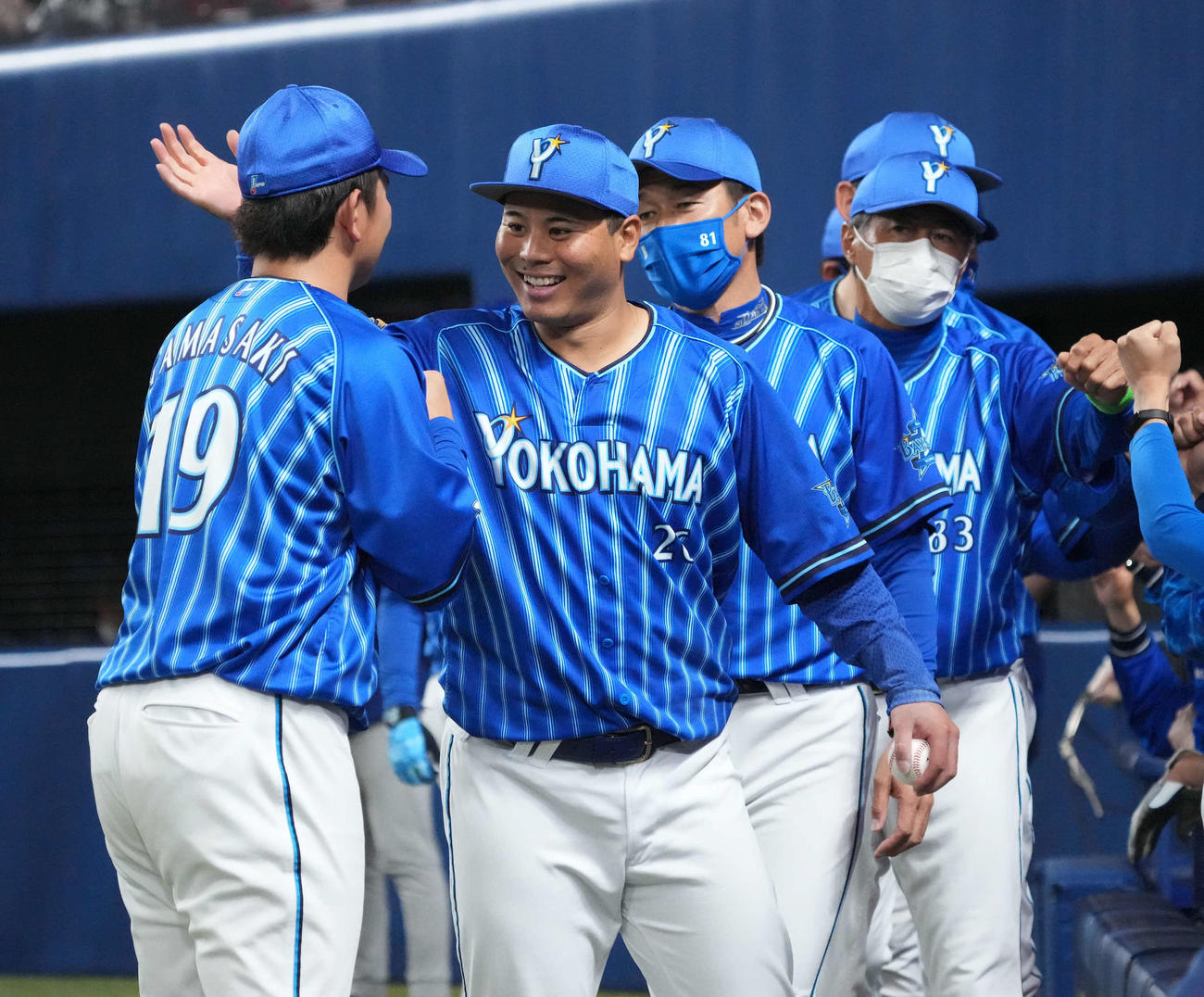 中日対DeNA　最後を締めた山崎（左）を笑顔で迎える浜口（同2人目）（撮影・森本幸一）