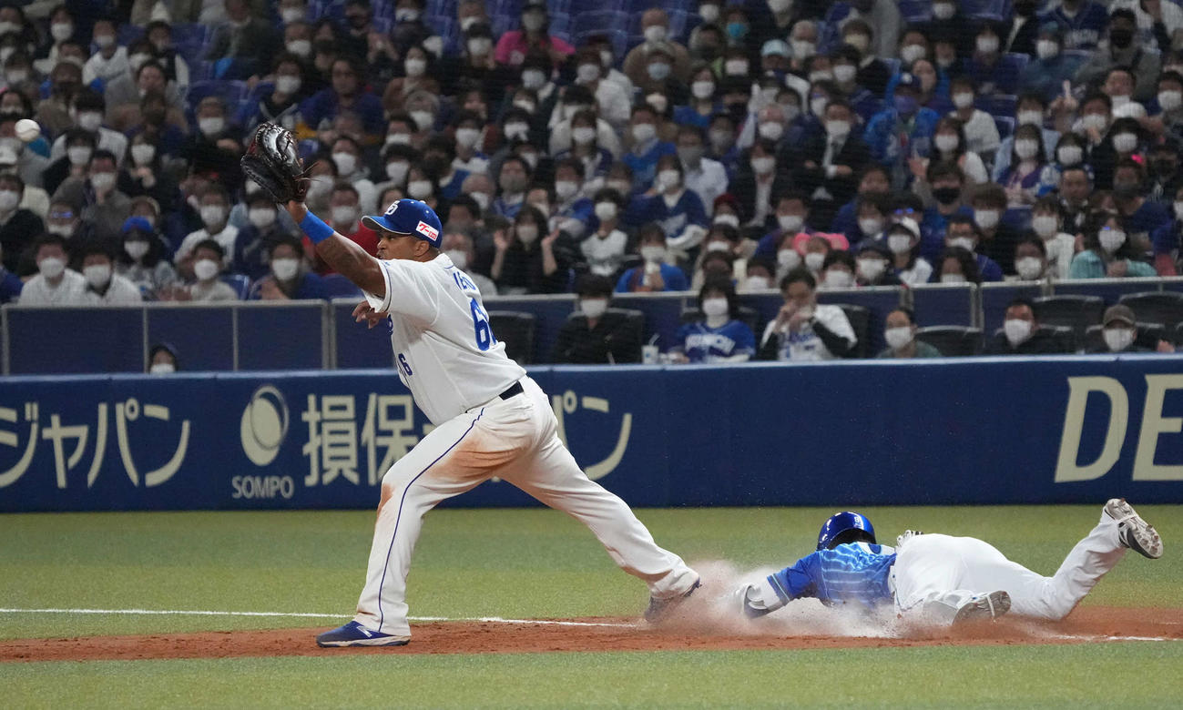中日対DeNA 9回表DeNA1死満塁、代打大和は三ゴロながら一塁ヘッドスライディングで併殺を免れ、決勝点を引き寄せた（撮影・森本幸一）