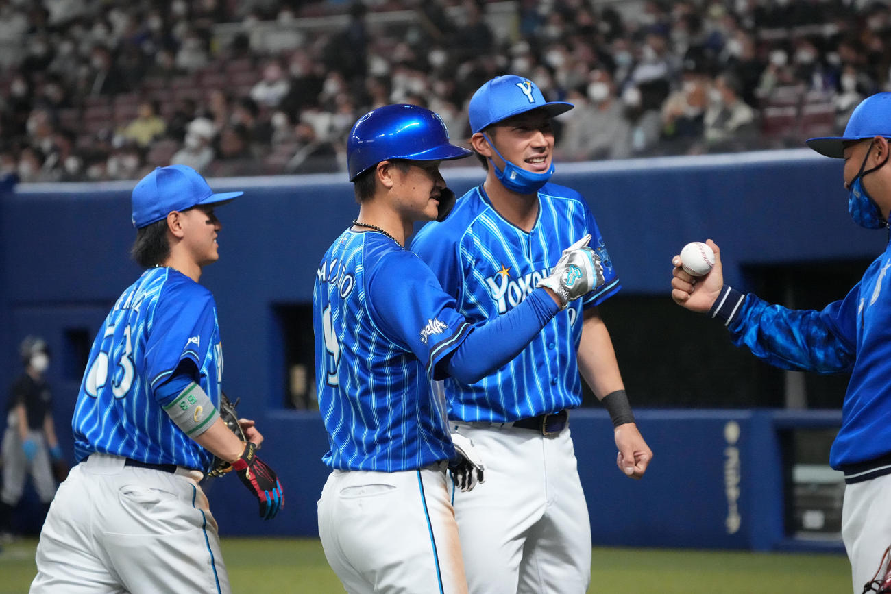 中日対DeNA 9回表DeNA攻撃終了、ナインとタッチを交わす大和（撮影・森本幸一）
