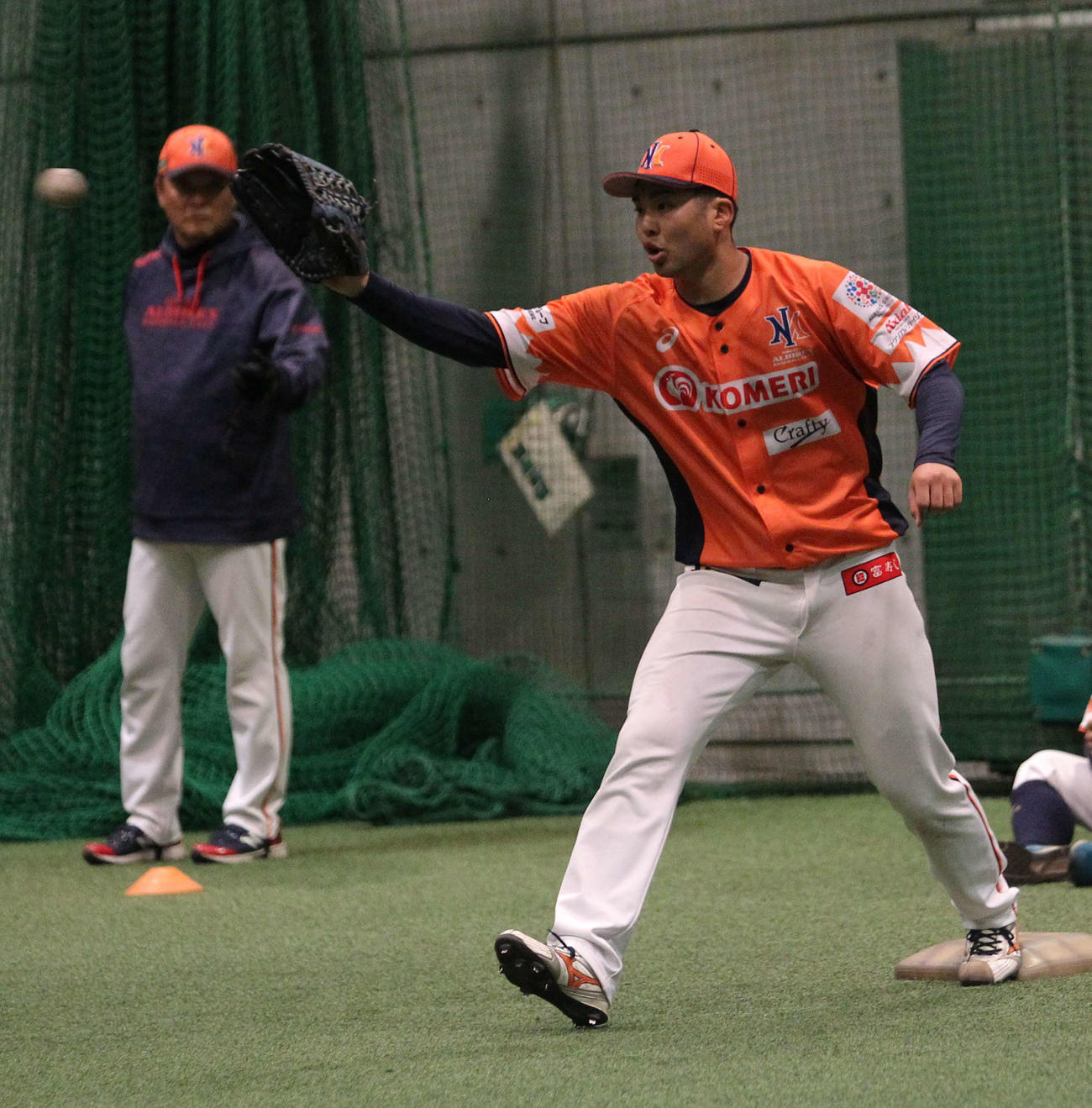 守備練習する佐藤拓。左奥は橋上監督