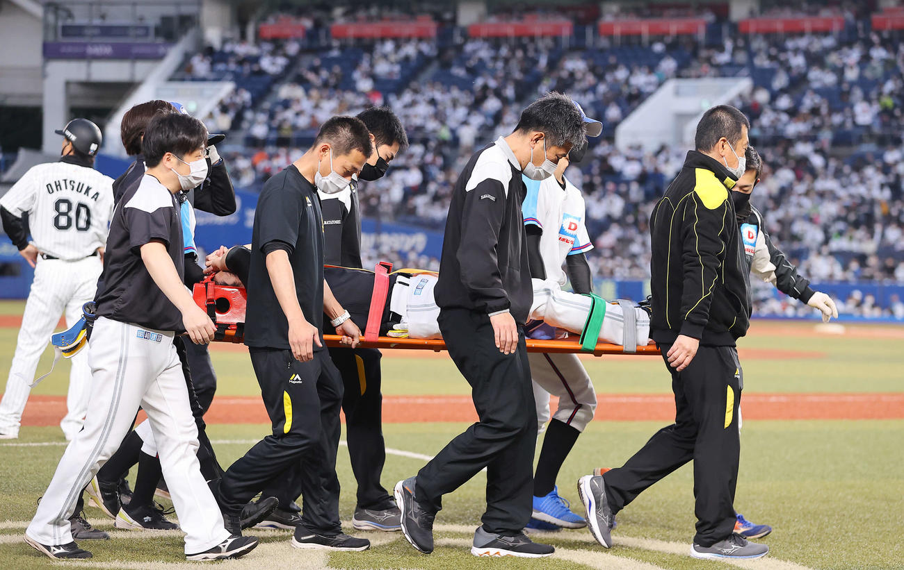 ロッテ対ソフトバンク　9回裏ロッテ2死、福田光の打球を追いかけ上林と交錯した栗原は担架で運ばれる（2022年3月30日撮影）