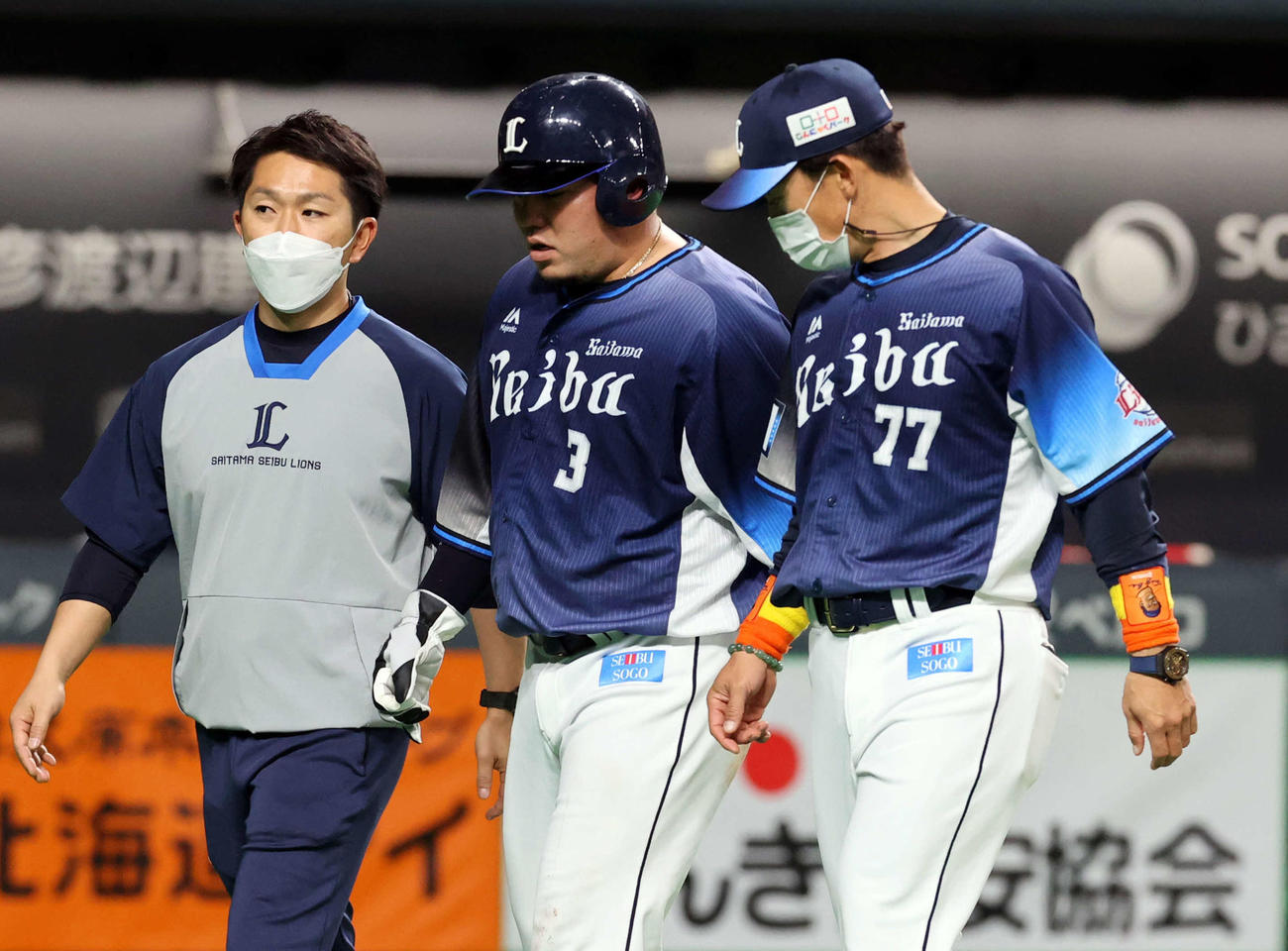 3月30日の日本ハム戦で右足を負傷しベンチに下がる山川穂高
