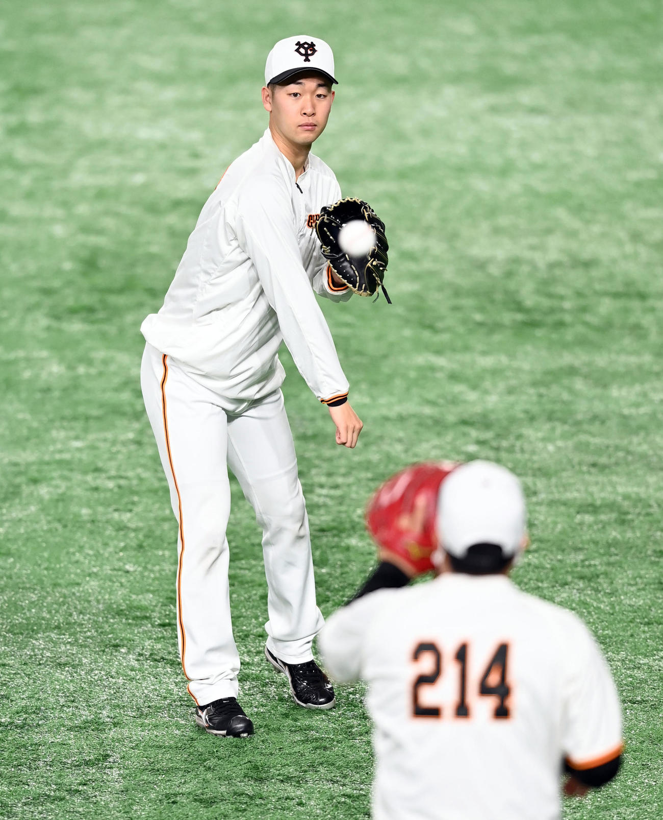 巨人対阪神　キャッチボールをする巨人山崎伊（撮影・たえ見朱実）