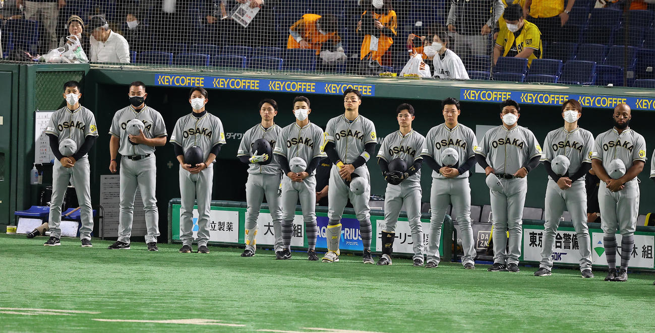 巨人対阪神　試合前、整列する阪神矢野監督（左）らナイン（撮影・垰建太）