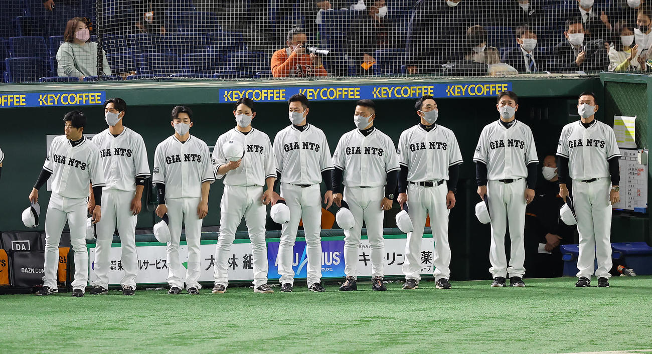 巨人対阪神　試合前、整列する巨人原監督（右）らナイン（撮影・垰建太）