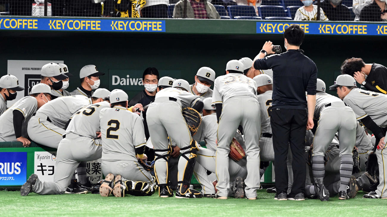 巨人対阪神　円陣を組む阪神ナイン（撮影・たえ見朱実）