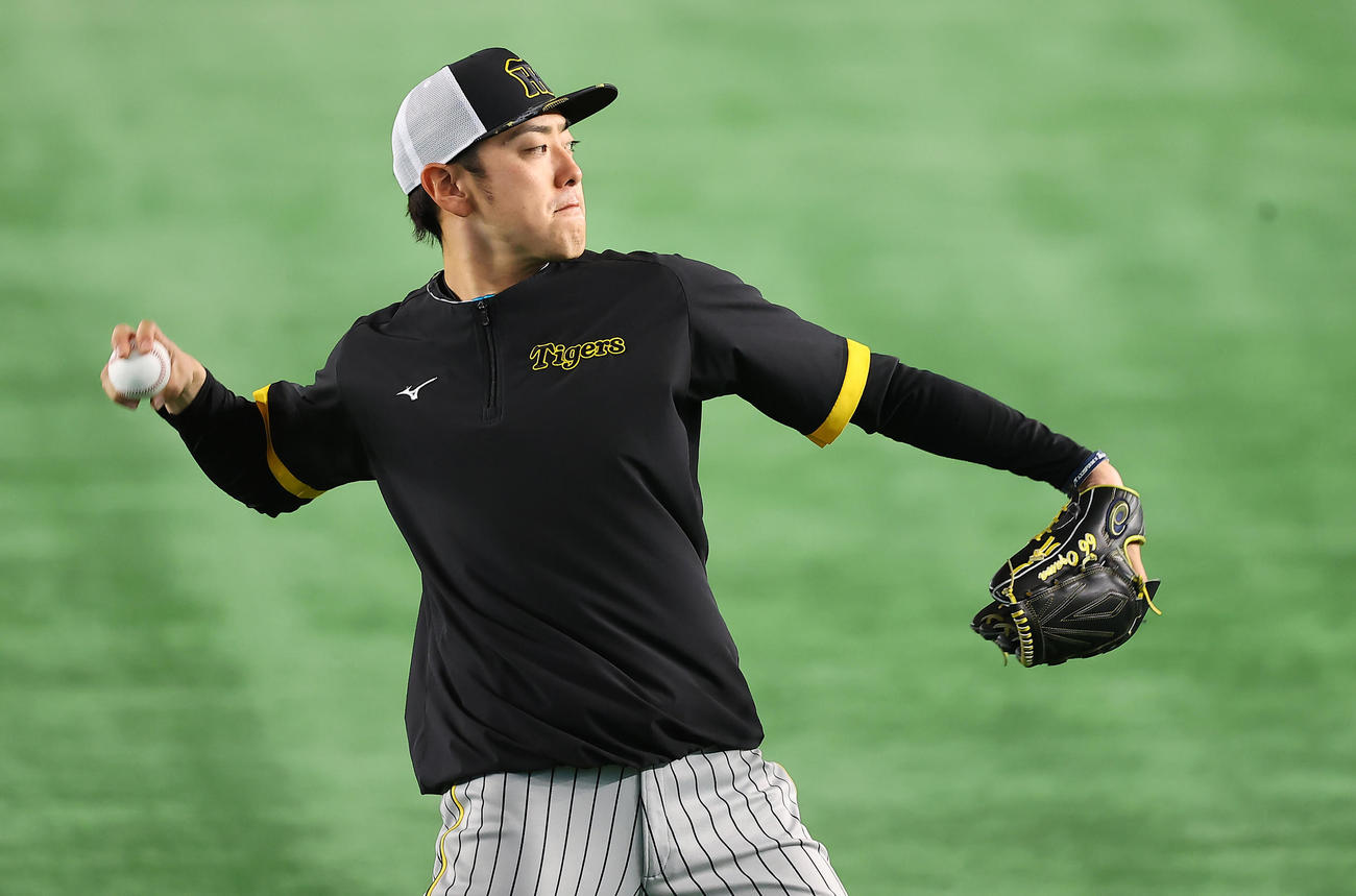 巨人対阪神　試合前、投球練習を行う阪神小川（撮影・垰建太）