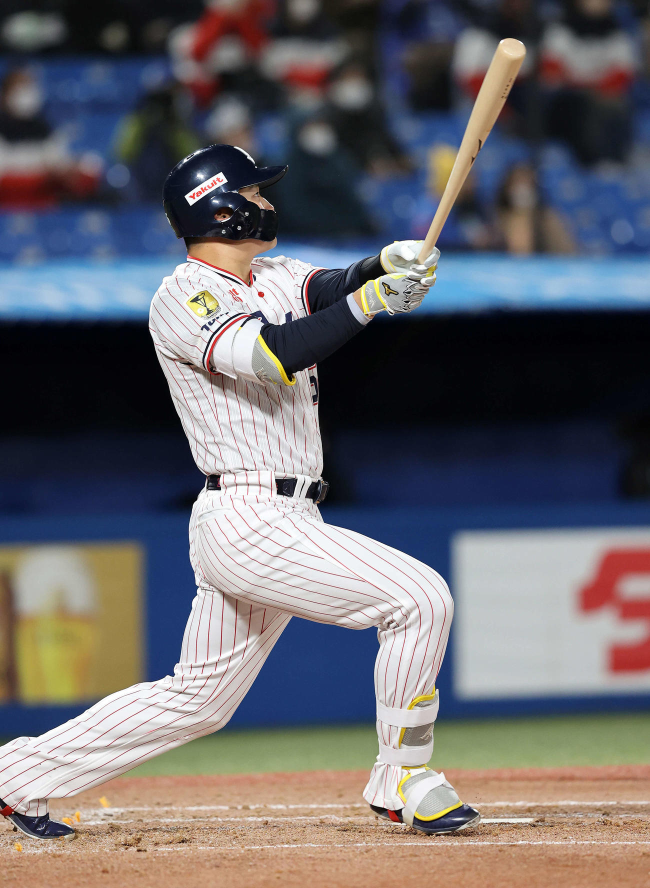 ヤクルト対DeNA 2回裏ヤクルト無死、村上は左中間本塁打を放つ（撮影・鈴木正人）