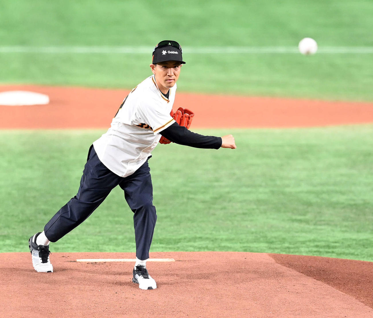 巨人対阪神　始球式を務めたスキー複合北京五輪メダリストの渡部暁斗（撮影・たえ見朱実）