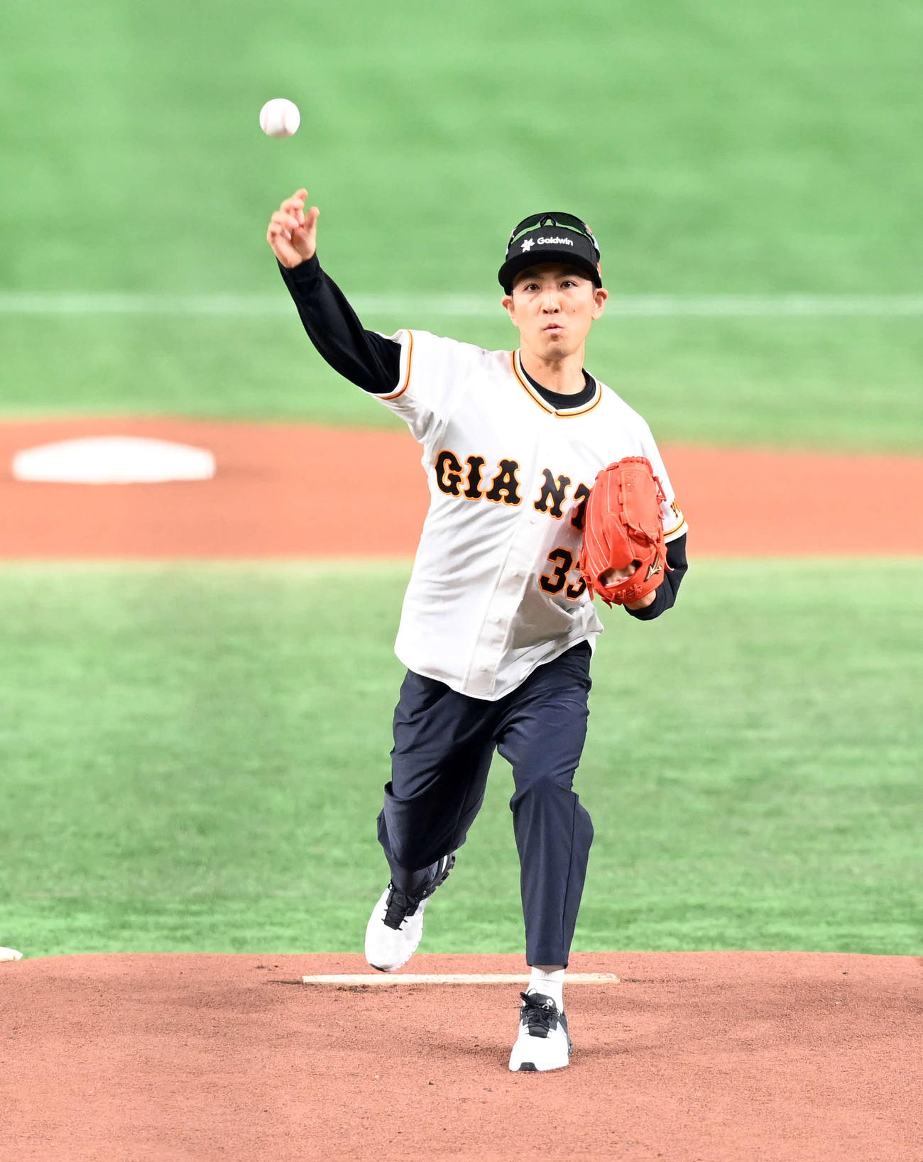 巨人対阪神　始球式を務めたスキー複合北京五輪メダリストの渡部暁斗（撮影・たえ見朱実）