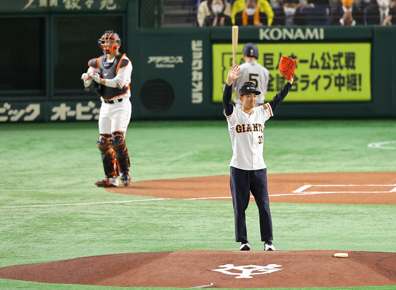 巨人対阪神　試合前、始球式を務め手を振る渡部暁（撮影・垰建太）