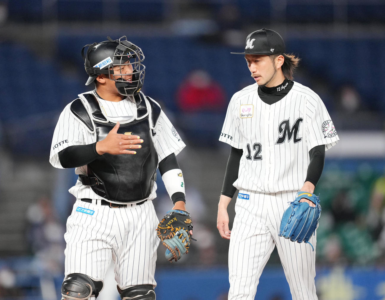 ロッテ対西武　初回の投球を終え、捕手松川（左）とベンチに戻るロッテ先発の石川（撮影・菅敏）