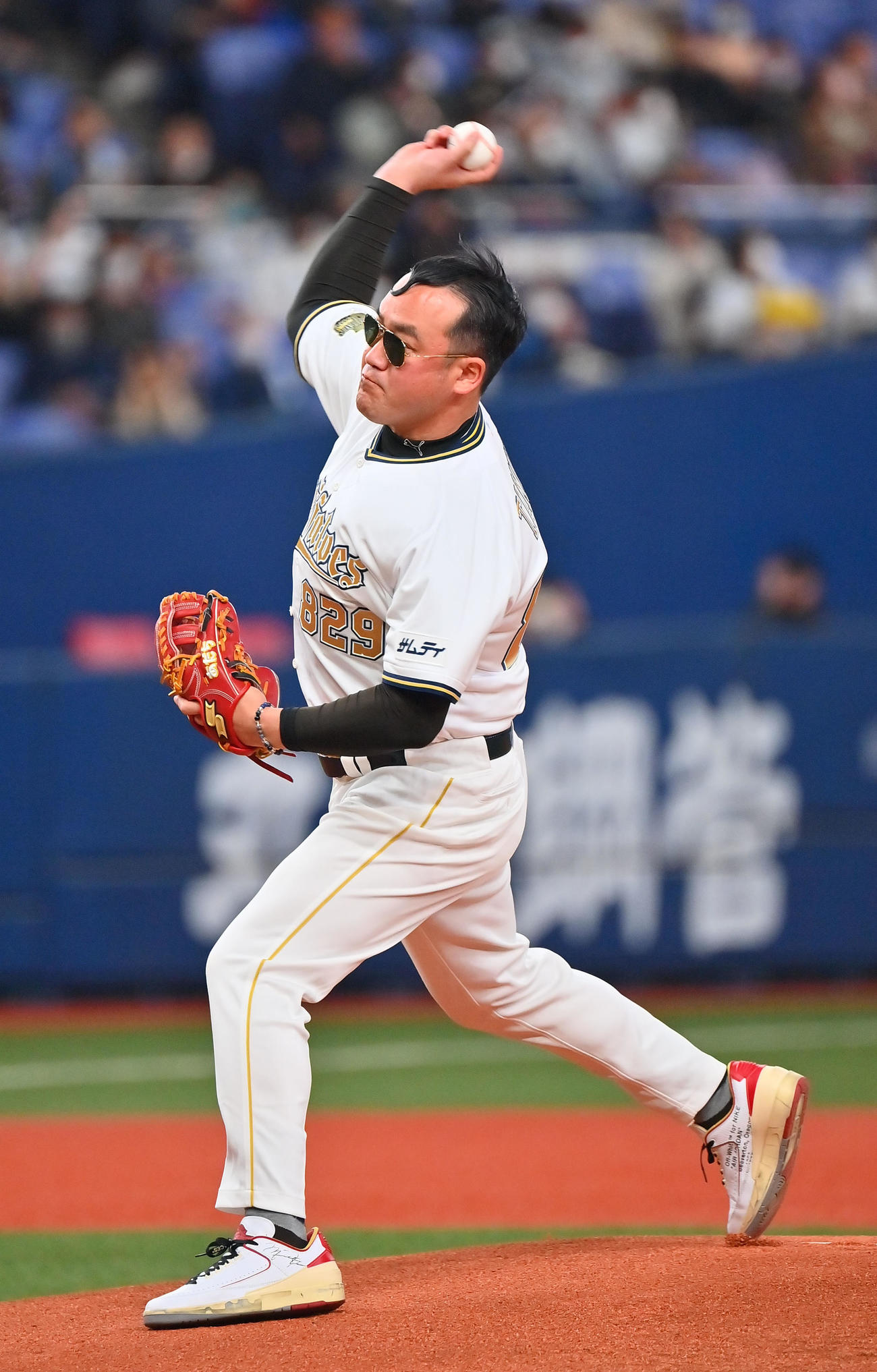 特別始球式を行うたむらけんじ（撮影・和賀正仁）