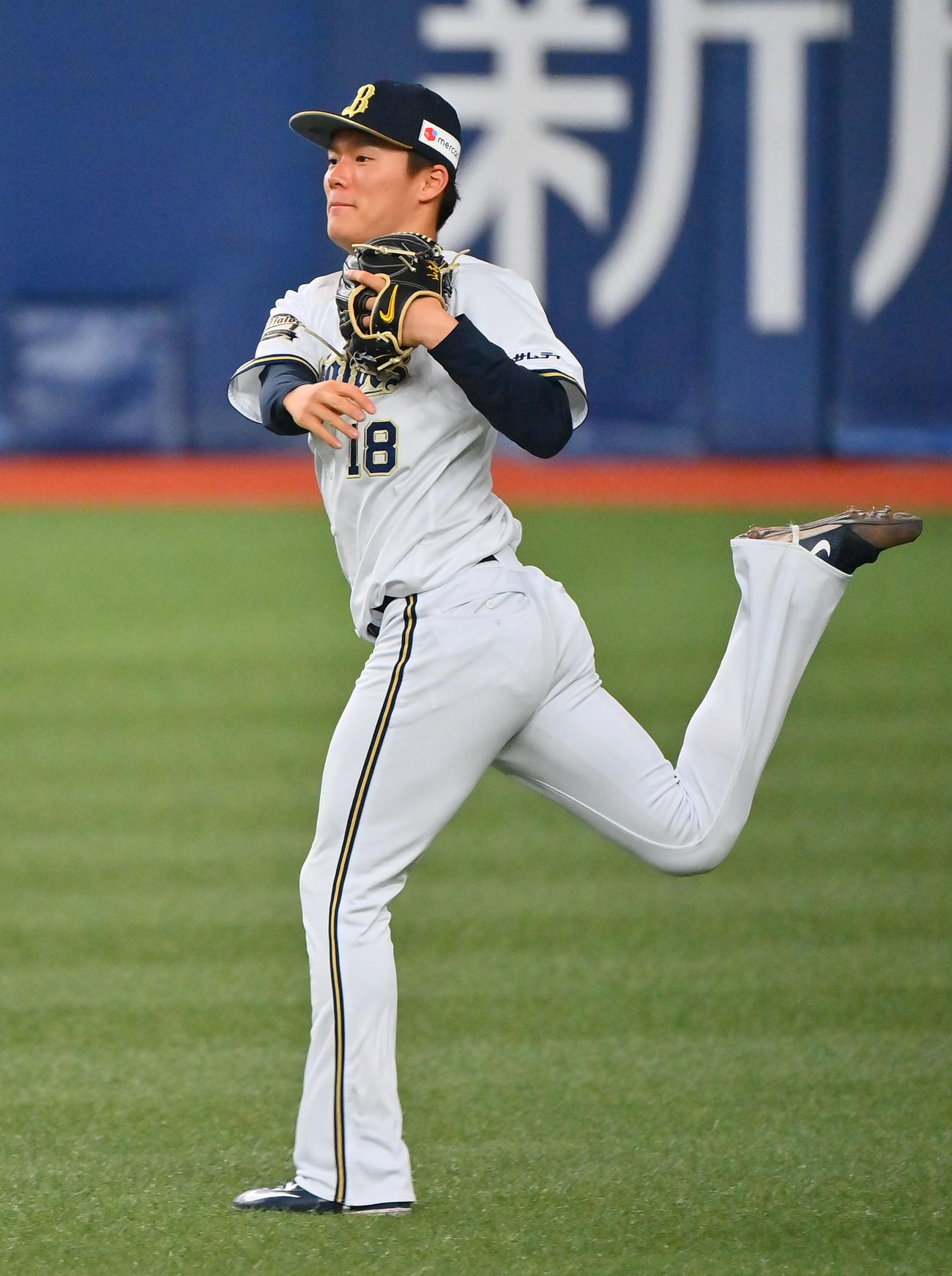 登板を前日に控え、軽快に動くオリックス山本（撮影・和賀正仁）
