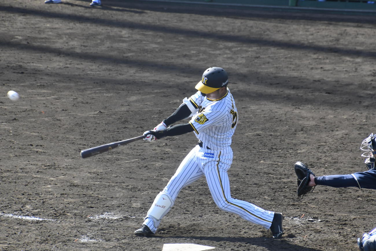 ウエスタン・リーグ　オリックス戦の8回、島田は右越え二塁打を放つ（撮影・中野椋）