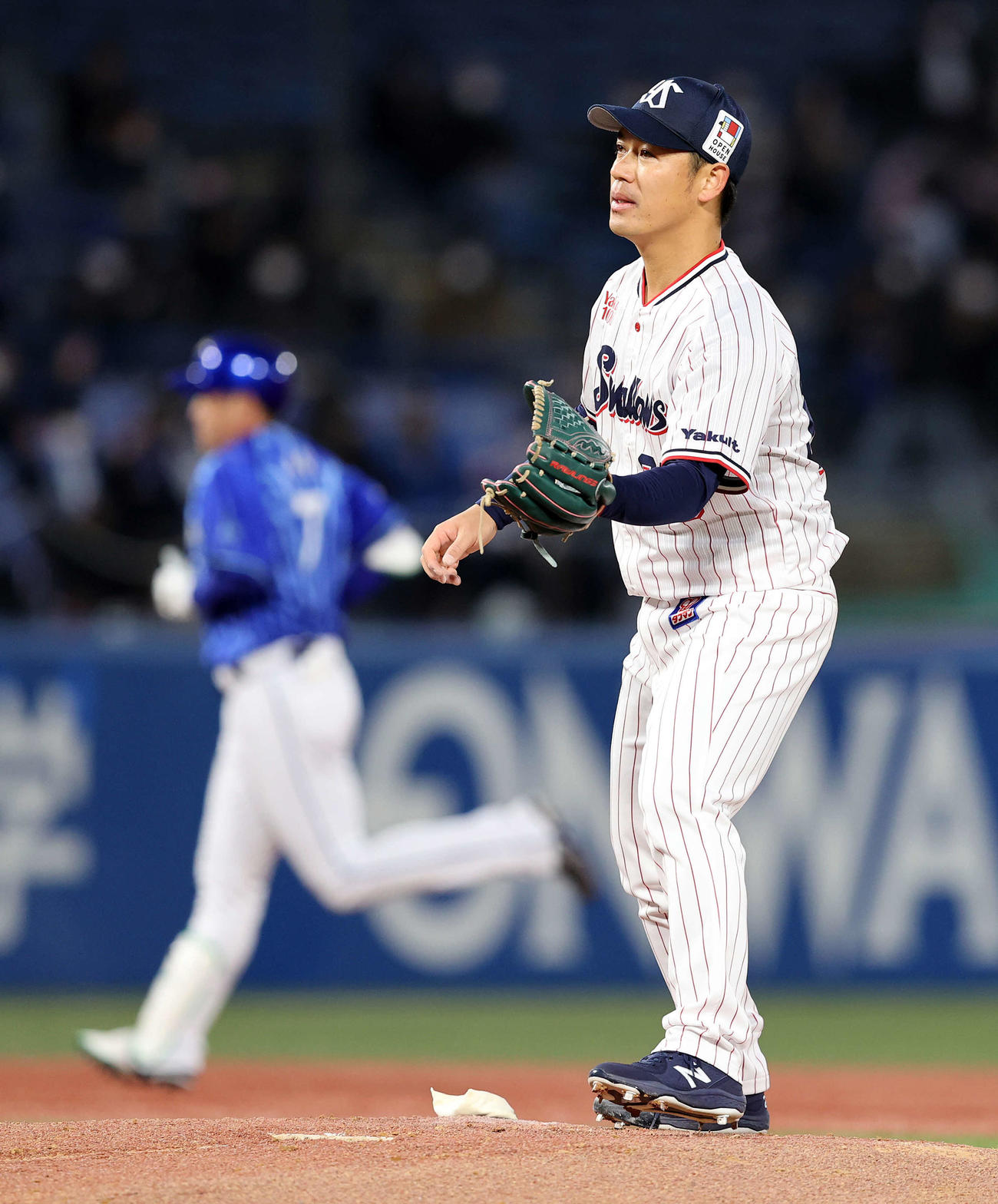 ヤクルト対DeNA 1回表DeNA1死一塁、佐野（左）に右越え本塁打を放たれ悔しそうな表情を見せるヤクルト小川（撮影・鈴木正人）