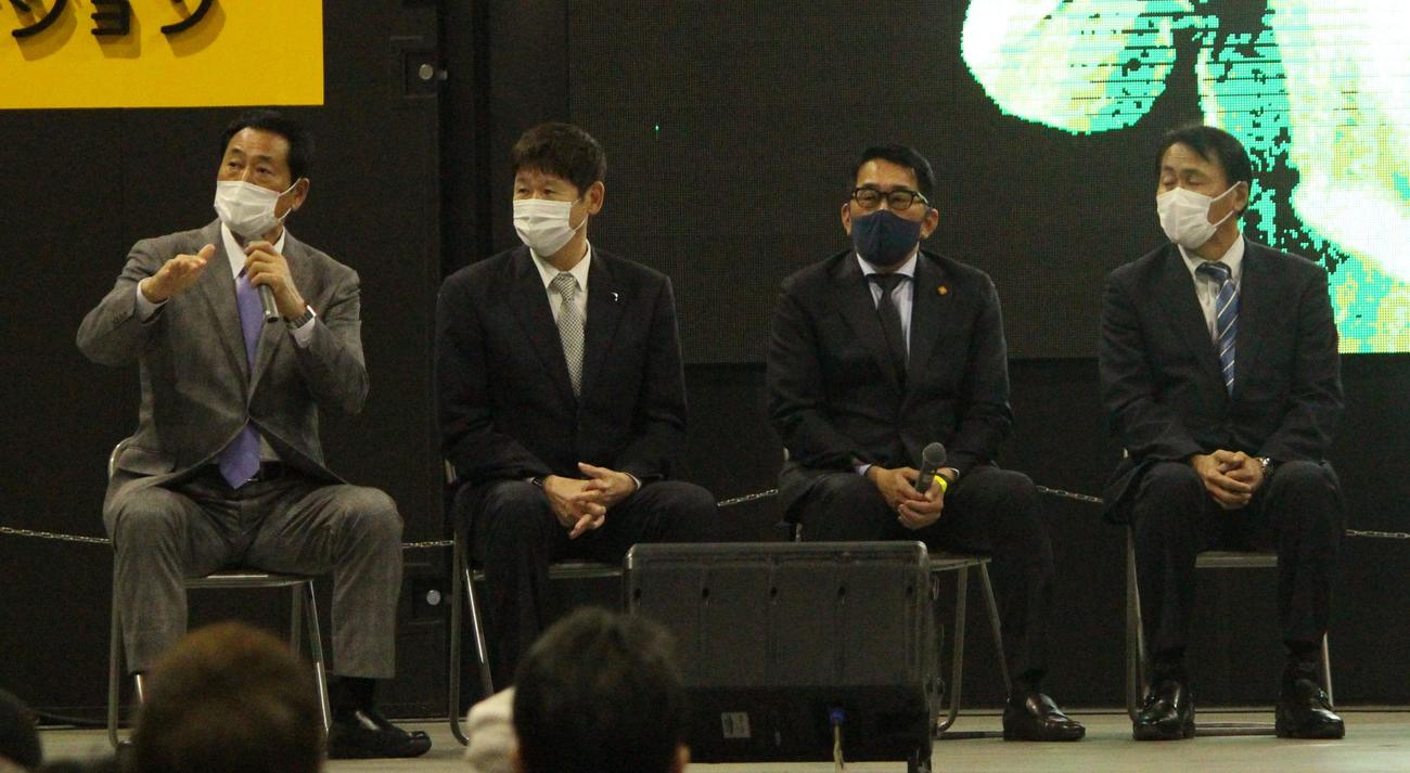 大分開催の東都大学リーグ開幕戦を前に、トークショーを行った、左から中畑氏、阿波野氏、野村氏、笘篠氏（撮影・保坂恭子）