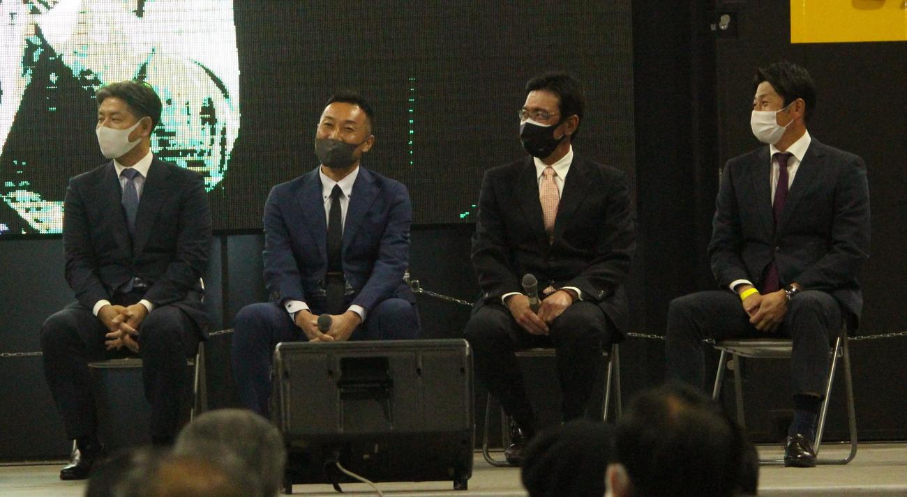 大分開催の東都大学リーグ開幕戦を前に、トークショーを行った、左から清水氏、渡辺氏、加藤氏、伊藤氏（撮影・保坂恭子）