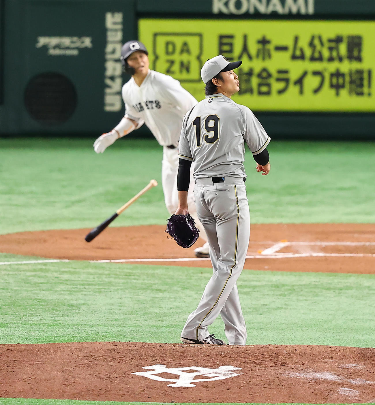 巨人対阪神　2回裏巨人1死、大城（後方）にソロ本塁打を浴びる藤浪（撮影・垰建太）