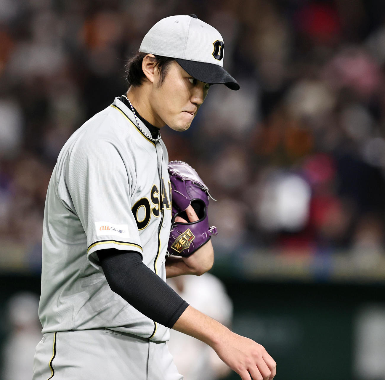 巨人対阪神　4回裏の登板を終えベンチへ引き揚げる藤浪（撮影・加藤哉）