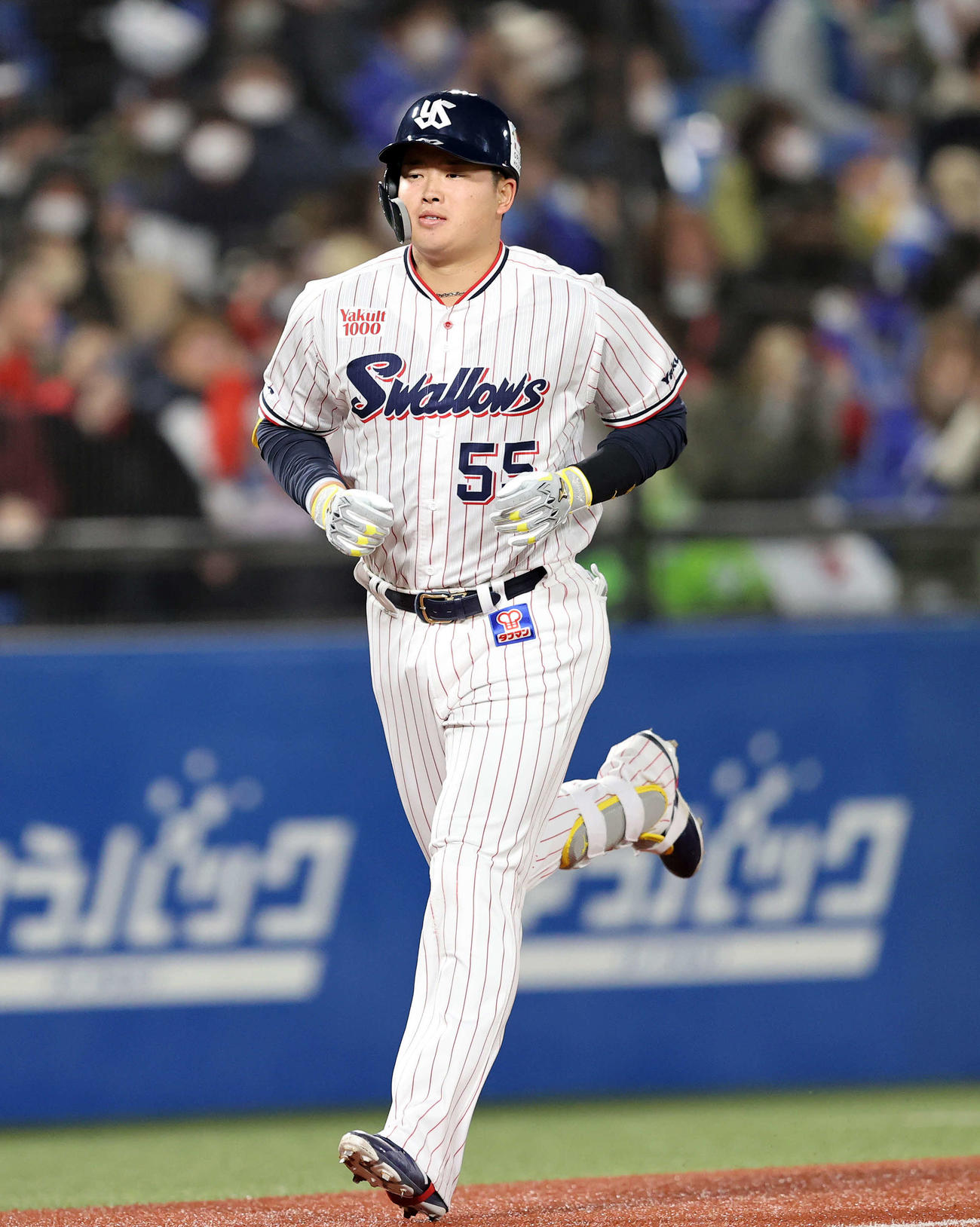 ヤクルト対DeNA 2回裏ヤクルト無死、村上は左中間本塁打を放つ（撮影・鈴木正人）