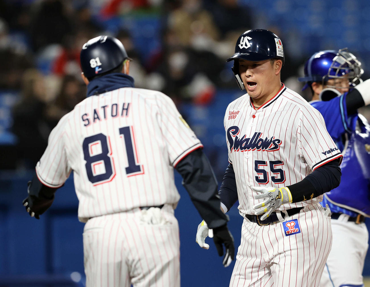 ヤクルト対DeNA 2回裏ヤクルト無死、ソロ本塁打を放って喜ぶ村上。左は佐藤コーチ（撮影・鈴木正人）