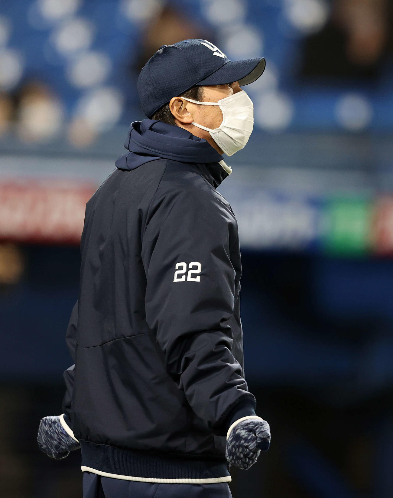 ヤクルト対DeNA 9回表、投手交代を告げるヤクルト高津監督（撮影・鈴木正人）